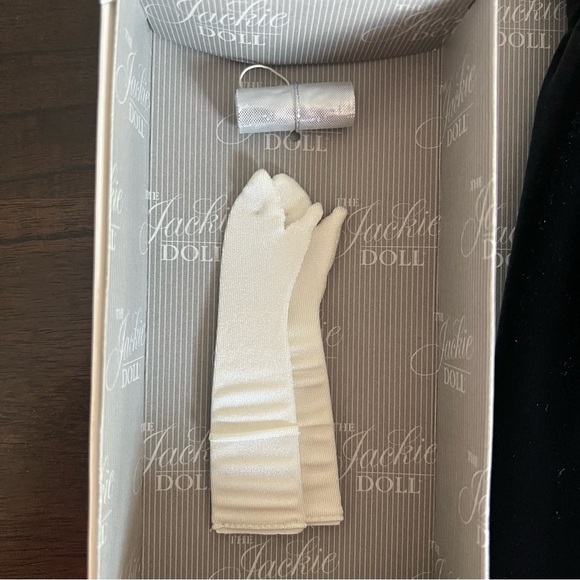 New in box outfit for The Jackie Kennedy Onassis Doll with paperwork - Picture 2 of 12